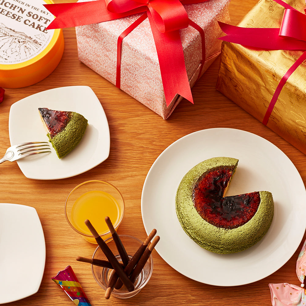 Tenku Cheesecake Rikyu Matcha with customizable printed cookie