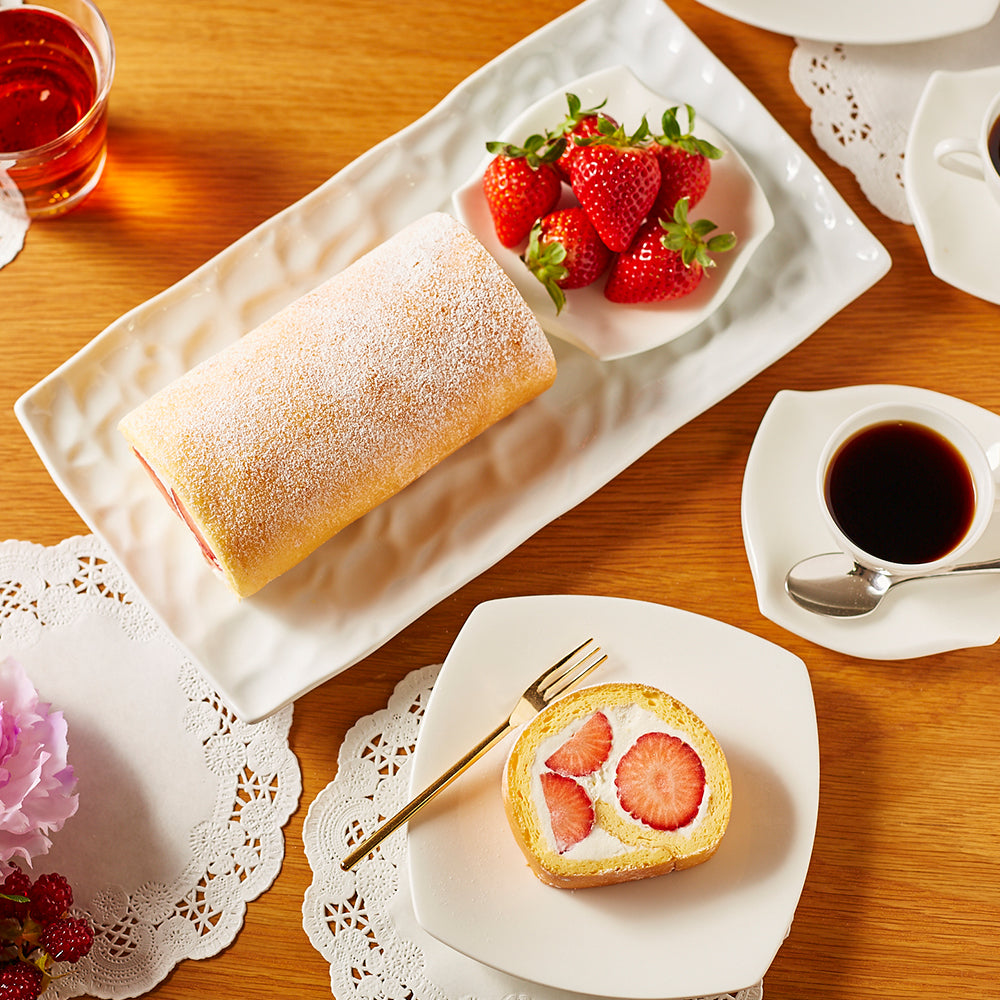 Low-carb strawberry roll cake