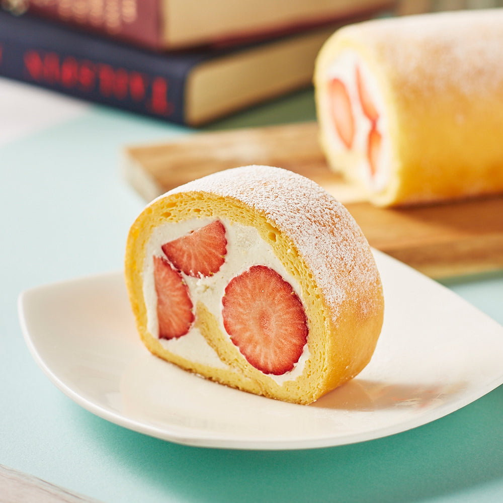Low-carb strawberry roll cake
