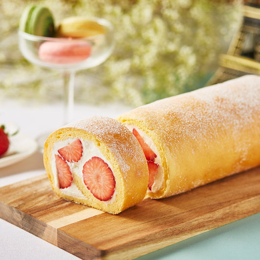 Low-carb strawberry roll cake