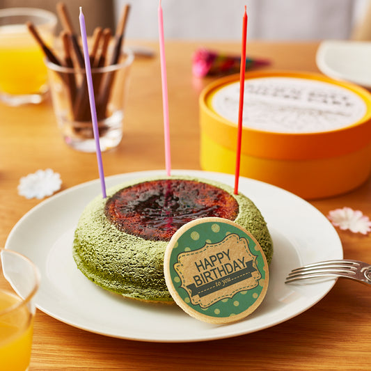 Tenku Cheesecake Rikyu Matcha with printed cookie